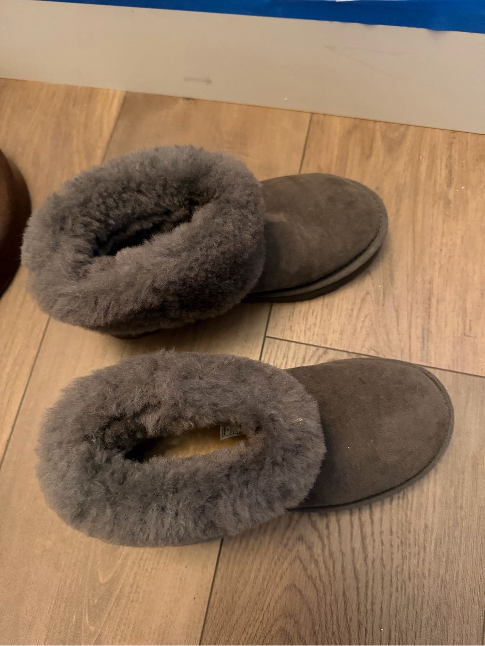 UGG Womens Dark Gray Shearling Cuff Slip-On Slippers